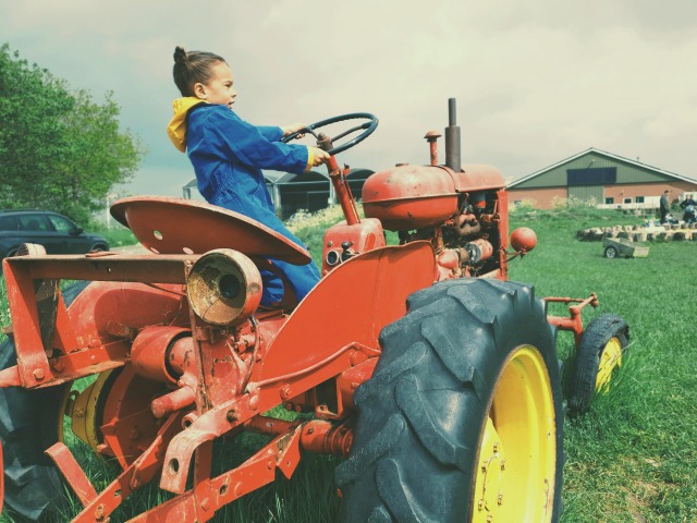 Op ons agrarisch kinderdagverblijf kun je spelen met echte dinge van de boerderij, zoals een tractor